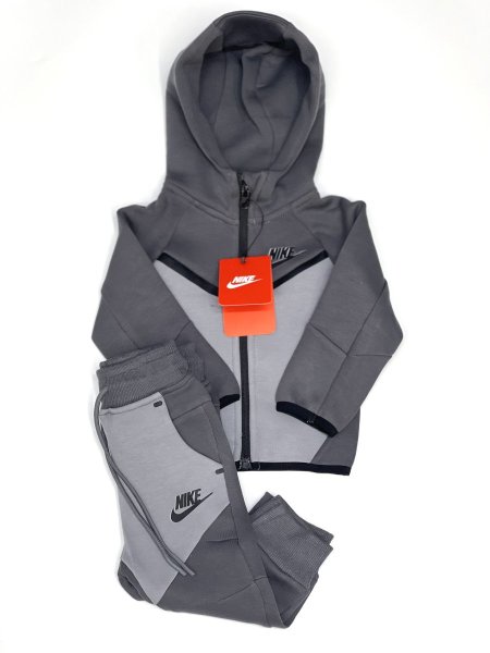 رمادي مع سكني